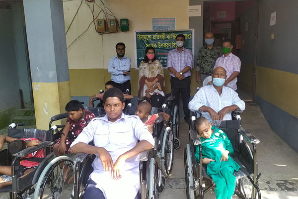 কুড়িগ্রামে প্রতিবন্ধীদের হুইল চেয়ার বিতরণ