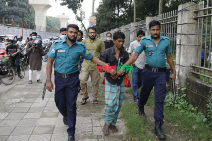 ঢাবি ক্যাম্পাসে ইভটিজারকে ধরে পুলিশে দিলেন তরুণী