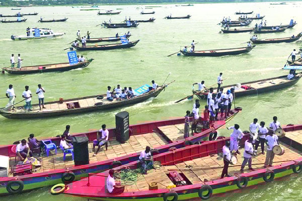 ইলিশ রক্ষায় নদীতে জেলেদের উৎসবের মহড়া