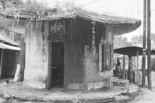 জরাজীর্ণ ভবনে ঝুঁকি নিয়ে অফিস