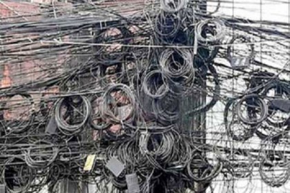 রাজধানীর ঝুলন্ত তার নিয়ে তিনপক্ষের টানাটানি