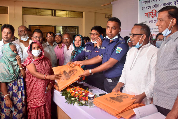 শিবগঞ্জে পূজার সামগ্রী বিতরণ