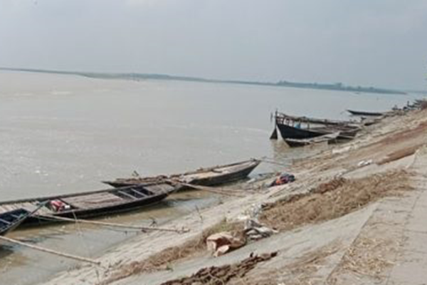 ইলিশ ধরা বন্ধ; এখনও চাল পাননি লালপুরের জেলেরা