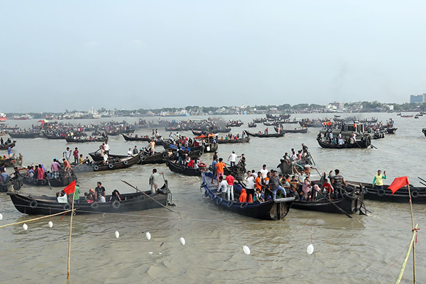 আওয়ামী লীগের ব্যতিক্রমী উদ্যোগ; কর্ণফুলীতে সাম্পান প্রতিযোগিতা