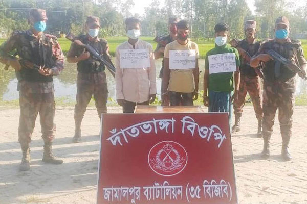 অবৈধ অনুপ্রবেশের দায়ে ৩ ভারতীয় নাগরিক আটক