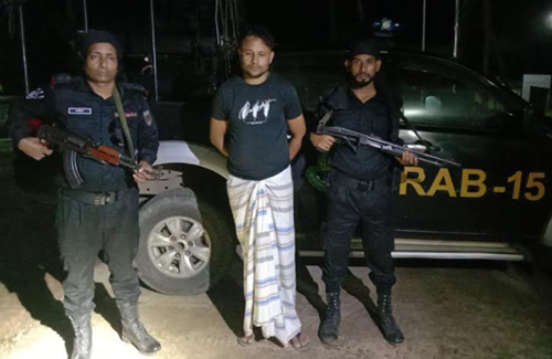 টেকনাফে ১০ হাজার ইয়াবাসহ মাদক ব্যবসায়ী আটক