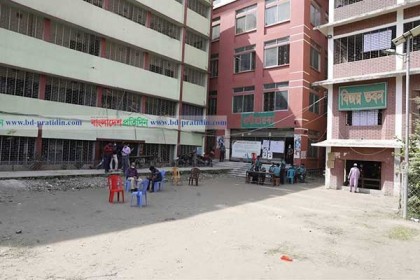 ঢাকা-৫ উপ-নির্বাচন: ভোটারের অপেক্ষায় অলস সময় পার