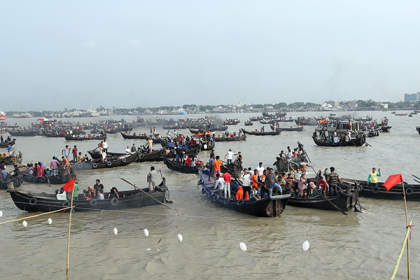 আওয়ামী লীগের ব্যতিক্রমী উদ্যোগ; কর্ণফুলীতে সাম্পান প্রতিযোগিতা