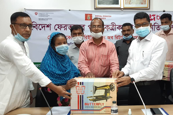 নোয়াখালীতে দুস্থ নারীদের মাঝে সেলাই মেশিন বিতরণ