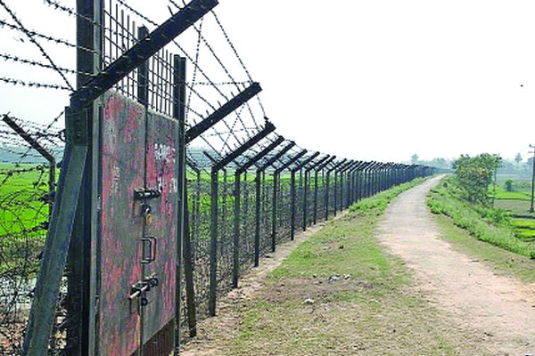 সীমান্তে থামছে না চোরাচালান