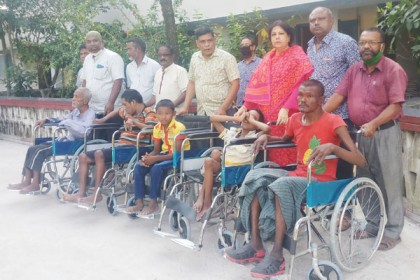 কুড়িগ্রামে শিশুসহ ৫ জনকে হুইল চেয়ার বিতরণ