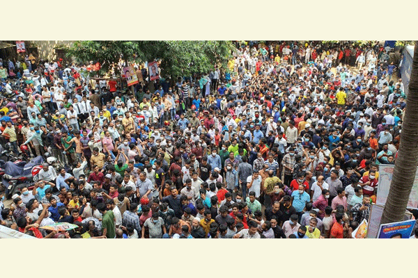সম্রাটের মুক্তি চেয়ে আদালতের বাইরে হাজার হাজার নেতা-কর্মীর স্লোগান