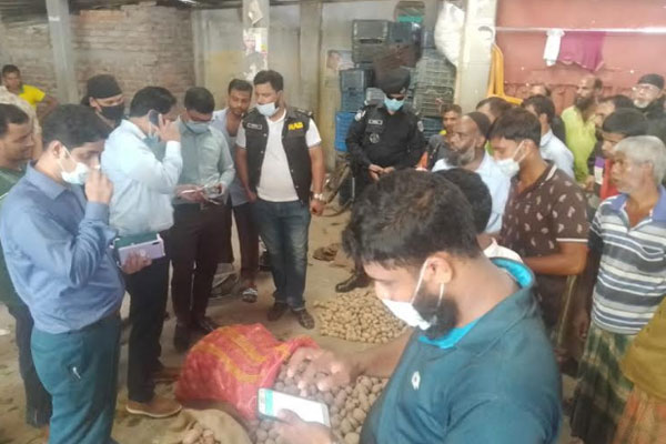 রংপুরে বেশি দামে আলু বিক্রি করায় দুই ব্যবসায়ীকে জরিমানা