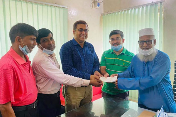 শিবপুরে দুর্গা পূজা উপলক্ষে অনুদানের চেক বিতরণ 