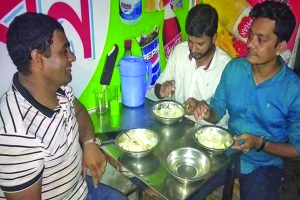 হারিয়ে যাচ্ছে দই-চিঁড়ার ব্যবসা