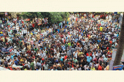 সম্রাটের মুক্তি চেয়ে আদালতের বাইরে হাজার হাজার নেতা-কর্মীর স্লোগান