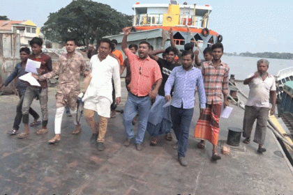 শ্রমিক ধর্মঘটে অচল নৌপথে পণ্য পরিবহন, যাত্রীবাহী জাহাজেও ধর্মঘটের হুঁশিয়ারি