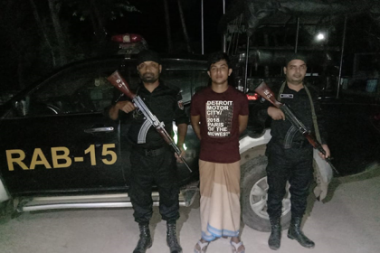 টেকনাফে অস্ত্র ও ইয়াবাসহ মাদক ব্যবসায়ী আটক