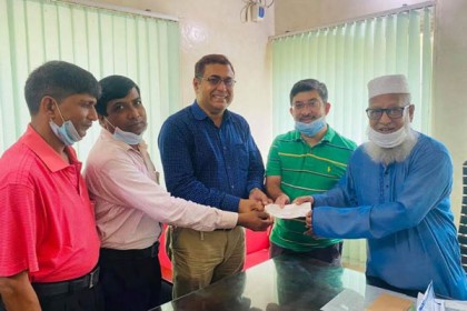 শিবপুরে দুর্গা পূজা উপলক্ষে অনুদানের চেক বিতরণ 