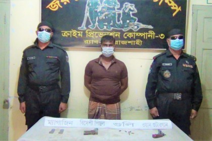 জয়পুরহাটে অস্ত্র ব্যবসায়ী আটক