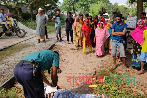 হাত-পা ভেঙে জমি দখল করায় রেললাইনে মাথা দিয়ে আত্মহত্যা