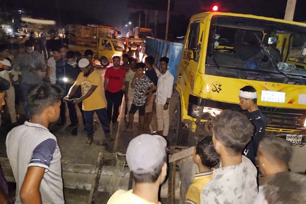 ঠেলাগাড়িতে ট্রাকের ধাক্কা, বৈদ্যুতিক খুঁটি চাপা পড়ে শ্রমিক নিহত
