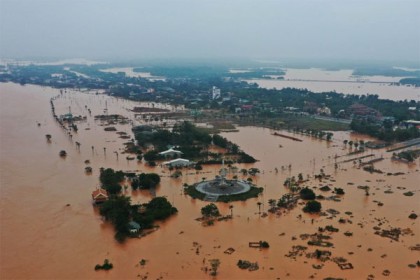 ভিয়েতনামে ভয়াবহ বন্যায় শতাধিক লোকের প্রাণহানি