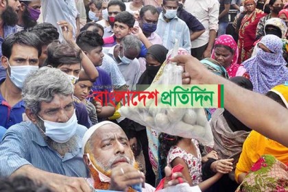 প্রেসক্লাবের সামনে ২৫ টাকা কেজি টিসিবির আলু কিনতে দীর্ঘলাইন