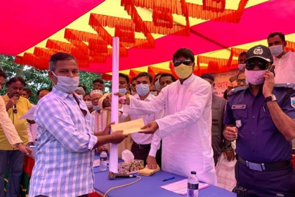 নাটোরে দুর্গোৎসবে প্রধানমন্ত্রীর শুভেচ্ছা উপহার বিতরণ 