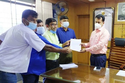 চাঁপাইনবাবগঞ্জে চর নারানয়পুরে উন্নয়নের দাবিতে স্মারকলিপি 