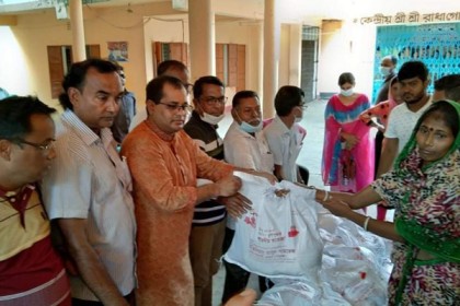 ভালুকায় হিন্দু ধর্মাবলম্বীদের উপহার সামগ্রী বিতরণ