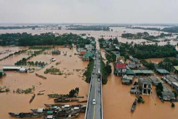 বন্যায় বিপর্যস্ত ভিয়েতনামের জনজীবন, বাড়ছে মৃতের সংখ্যা