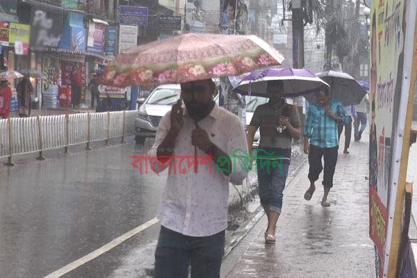 বৃষ্টিতে বিপর্যস্ত বরিশালের জনজীবন, নদী-সমুদ্র বন্দরে সতর্ক সংকেত