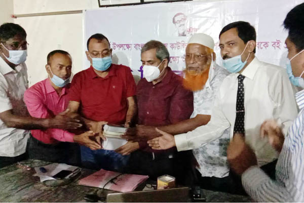 মুজিববর্ষ উপলক্ষে শেরপুর প্রেসক্লাবে বই প্রদান