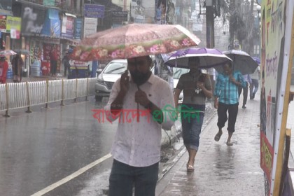 বৃষ্টিতে বিপর্যস্ত বরিশালের জনজীবন, নদী-সমুদ্র বন্দরে সতর্ক সংকেত