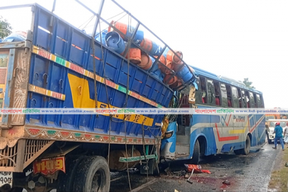 বড়াইগ্রামে বাস-ট্রাক সংঘর্ষে নিহত ১, আহত ১৫
