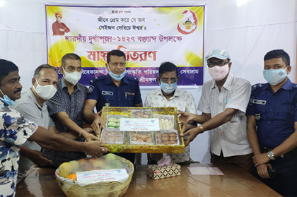 শ্রীমঙ্গলে পূজামন্ডপে এসপি’র শুভেচ্ছা উপহার 