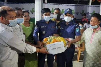 সখীপুরে পূজামণ্ডপে ফলের ঝুড়ি নিয়ে শারদীয় শুভেচ্ছা