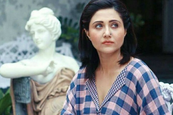 আবারও খোলামেলা স্বস্তিকা