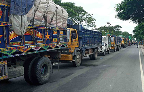 পাটুরিয়ায় পারের অপেক্ষায় সাত শতাধিক যানবাহন