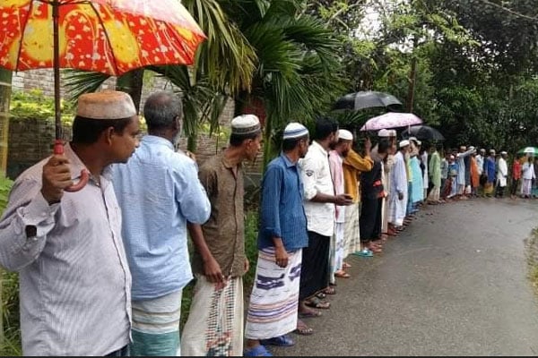 নাটোরে মিথ্যা মামলা প্রত্যাহারের দাবিতে এলাকাবাসীর মানববন্ধন 