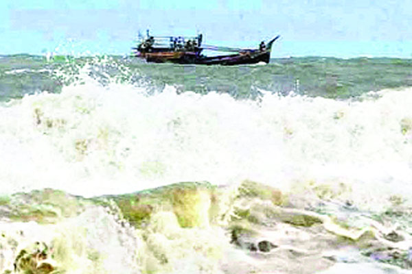 সাগরে গভীর নিম্নচাপ, চার নম্বর সংকেত