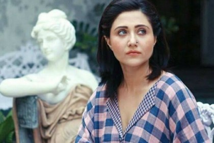 আবারও খোলামেলা স্বস্তিকা