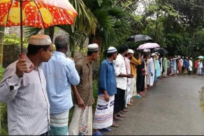 নাটোরে মিথ্যা মামলা প্রত্যাহারের দাবিতে এলাকাবাসীর মানববন্ধন 