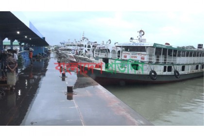 বৈরি আবহাওয়ায় বরিশালে অভ্যন্তরীণ রুটে ছোট লঞ্চ চলাচলে নিষেধাজ্ঞা