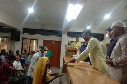 কালিয়াকৈরে দুর্গা পূজা উপলক্ষে ভক্তদের মাঝে বস্ত্র বিতরণ