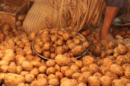 ভারতে সরকারি দামে আলু কিনতে পরতে হবে মাস্ক!