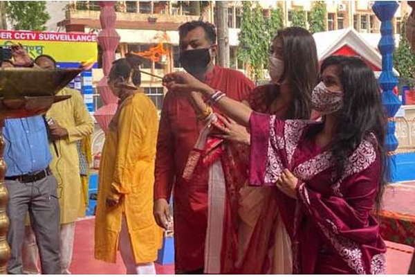 বিয়ের পর প্রথম পূজায় স্বামীর সঙ্গে মণ্ডপে মিথিলা