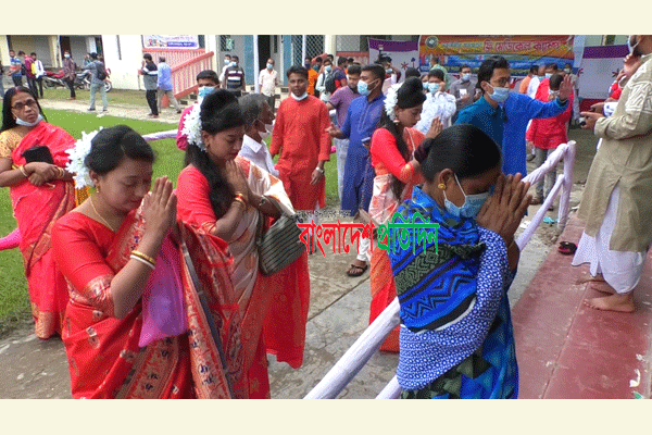 দুর্গাপূজার অষ্টমীতে করোনা মহামারী থেকে রক্ষার প্রার্থনা