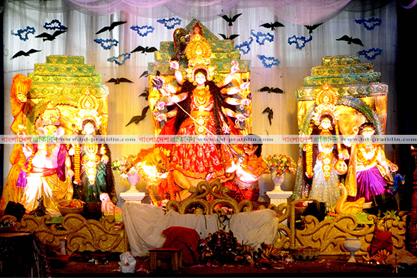 বগুড়ায় স্বাস্থ্যবিধি মেনে ৬৩১ মণ্ডপে দুর্গাপূজা